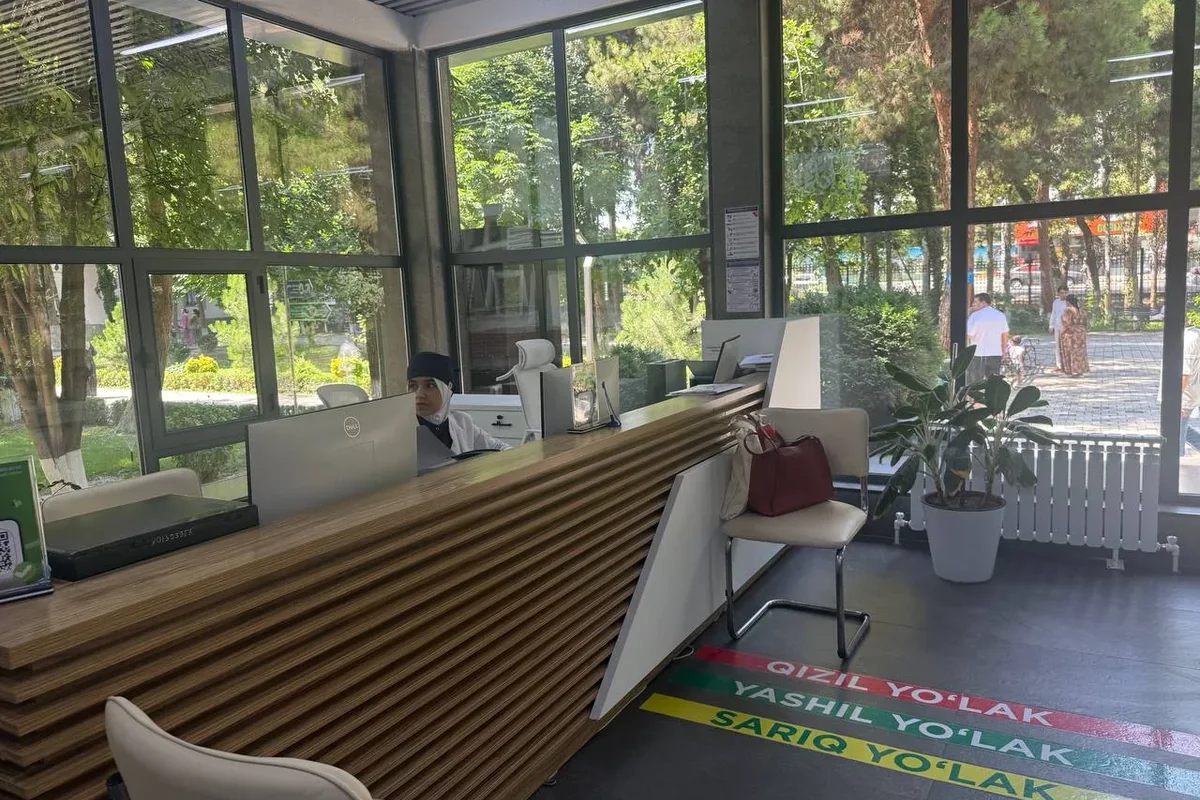 Interior · Waiting area and reception — coloured navigation lines distinguish the departments.