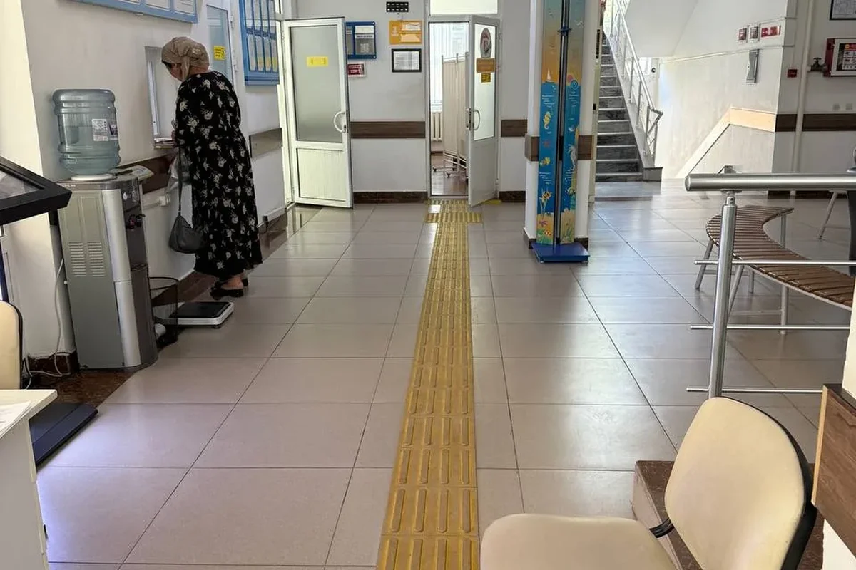 Interior · Corridor — tactile path, drinking water and seats; for a comfortable wait.